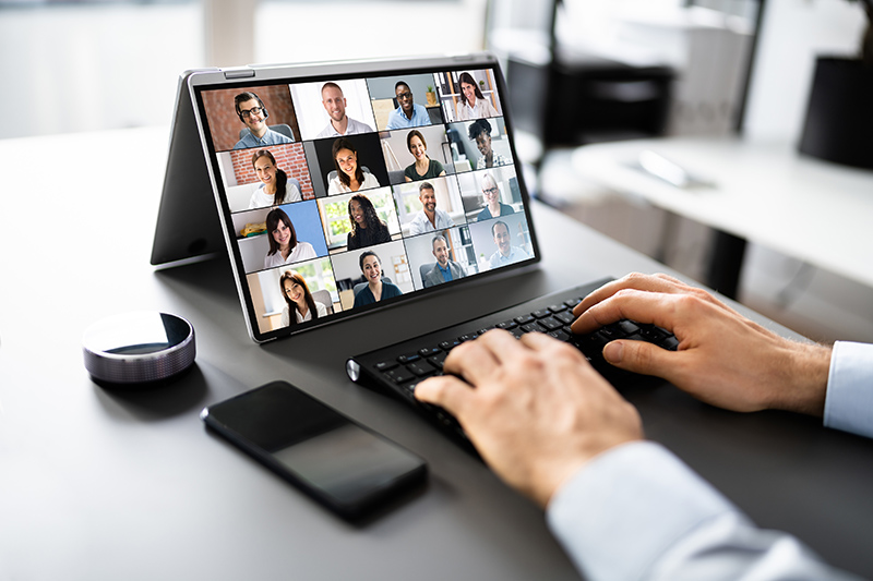 Imagen de una chica realizando una videoconferencia